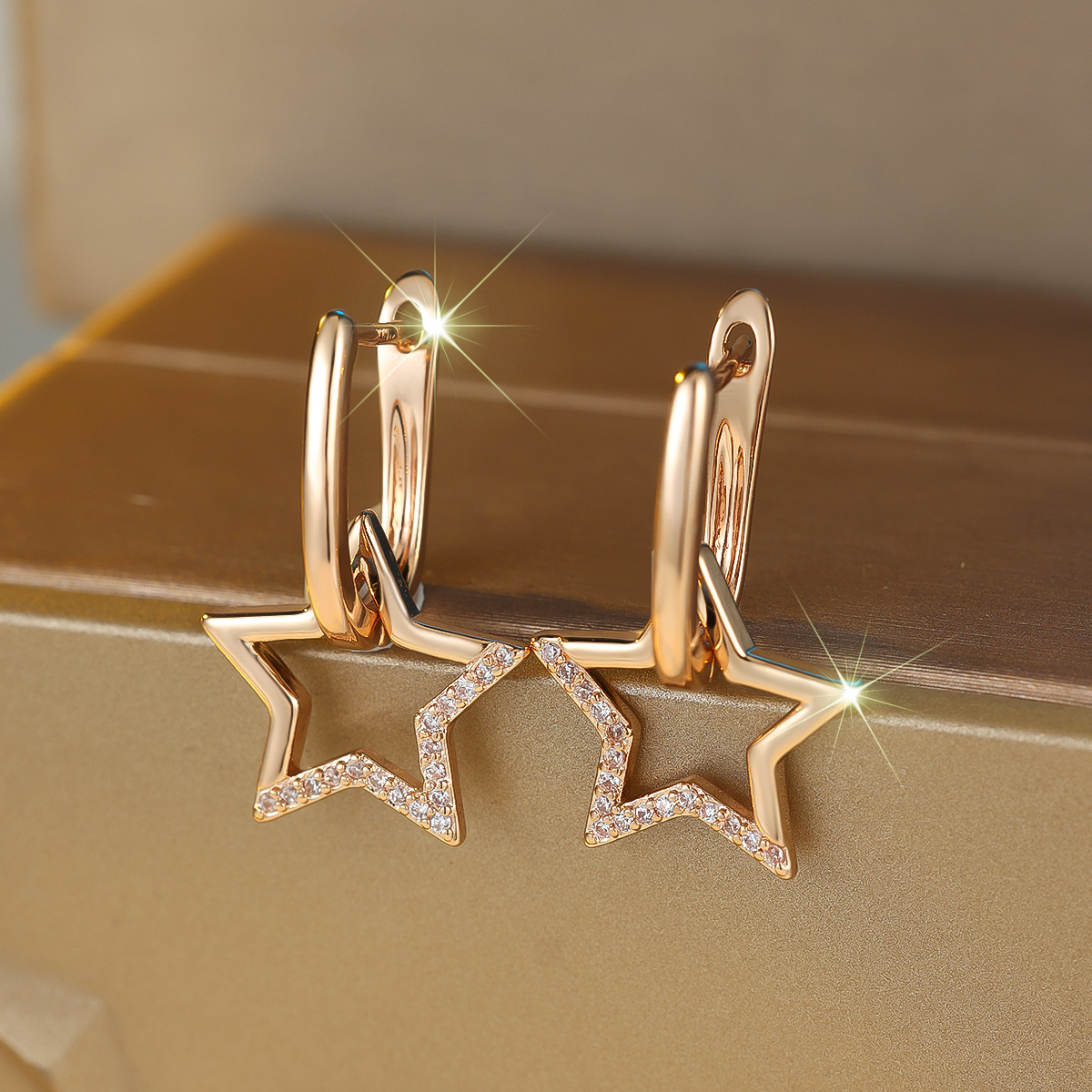 6b312652-e884-4bbc-8a22-89a02d4fd035.jpg Five-pointed Star Hollow Micro-inlaid White Diamond Ear Clip - Image 1