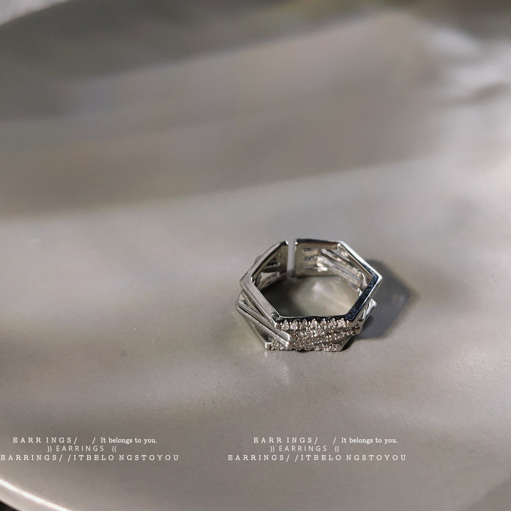 9d2f55e4-d701-410f-90e5-ed71c4466f62.jpg Geometric Stereo Copper Micro-inlaid Zircon Ring - Image 1